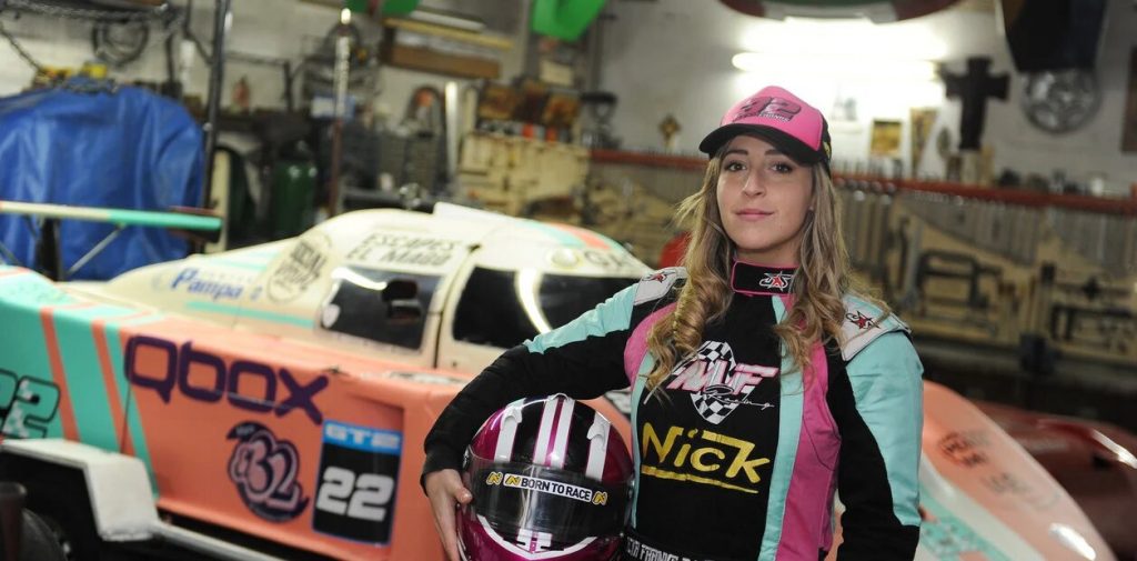 Aixa Franke junto a su auto de GT2000