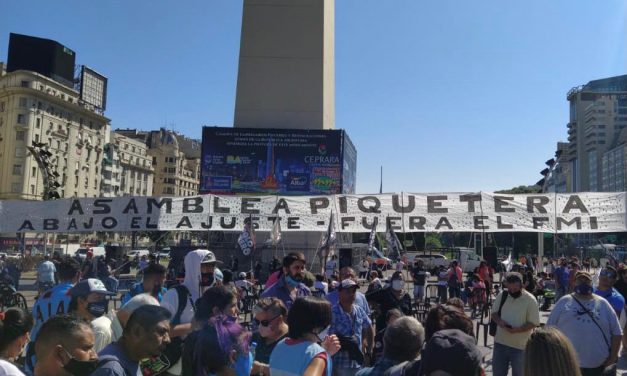 Organizaciones sociales llevan a cabo una asamblea masiva en el Obelisco