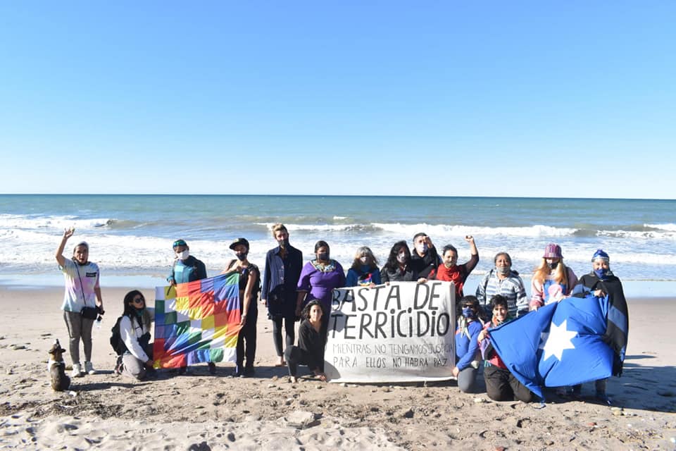 Integrantes del Movimiento de Mujeres Indígenas por el Buen Vivir en una parada de la caminata #BastadeTerricidio.