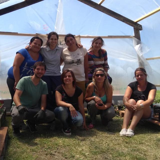 Foto 1 Algunes integrantes del proyecto Reciclando Vida en el primer invernadero Creditos Proyecto Reciclando Vida Paula Daguerre