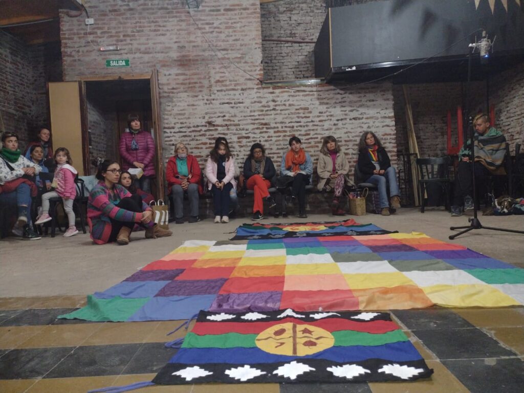 Foto 1 Les participantes de la asamblea escuchando a las Mujeres Indigenas por el Buen Vivir en la asamblea realizada en Tres Arroyos Credito Sofia Beltaco Paula Daguerre