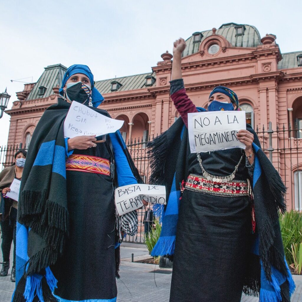 Foto 1 Mujeres indigenas por fuera de la Casa Rosada denunciando la megamineria Credito @MujeresIndigenasporelbuenvivir Paula Daguerre