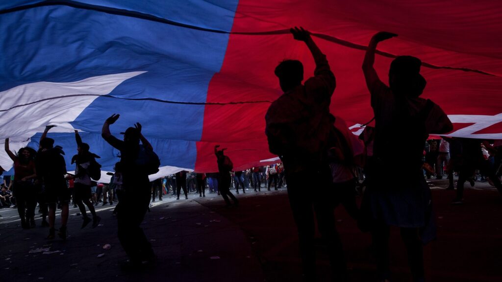 Foto 2 El pueblo chileno se moviliza cubierto por la bandera de su pais Credito www.ciperchile.cl20200727desafios para el movimiento social post covid 19 Paula Daguerre
