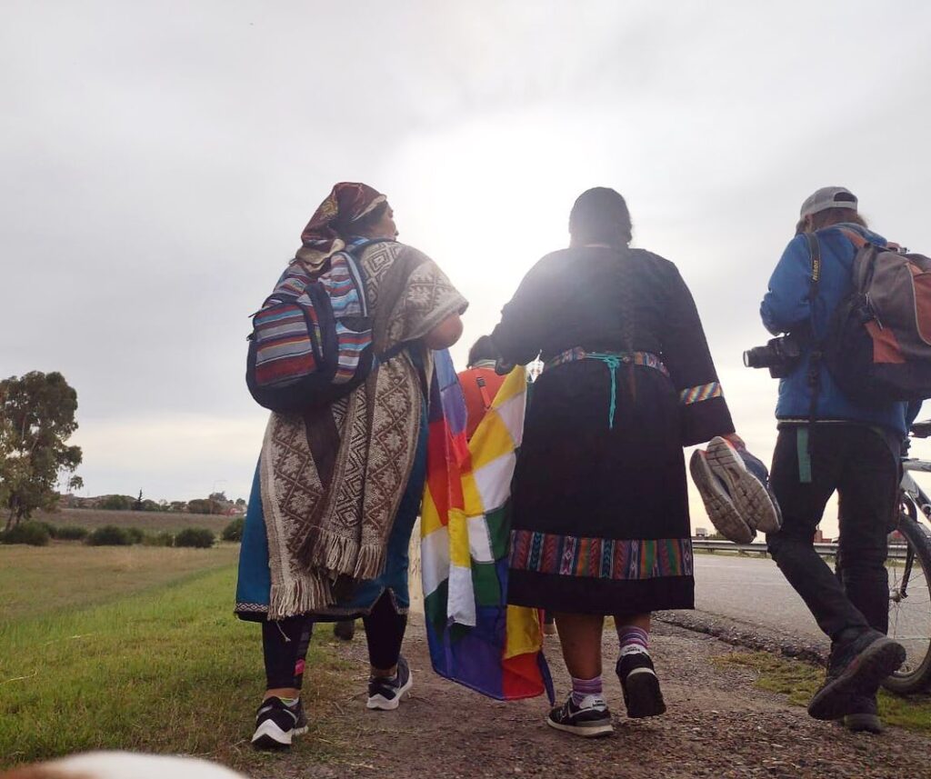 Foto 2 Mujeres indigenas caminando por Viedma Contra el Terricidio Credito @MovimientodeMujeresIndigenasporelbuenvivir Paula Daguerre