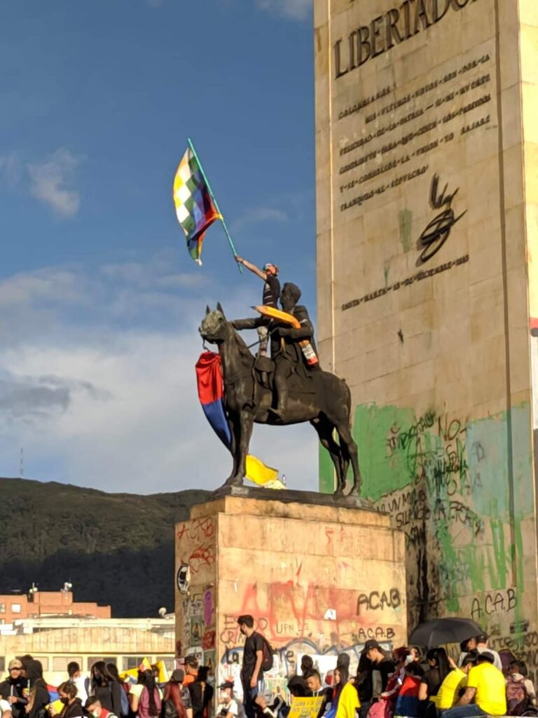 Intervencion artivista en el Monumento a Simon Bolivar. Foto Faber Soto