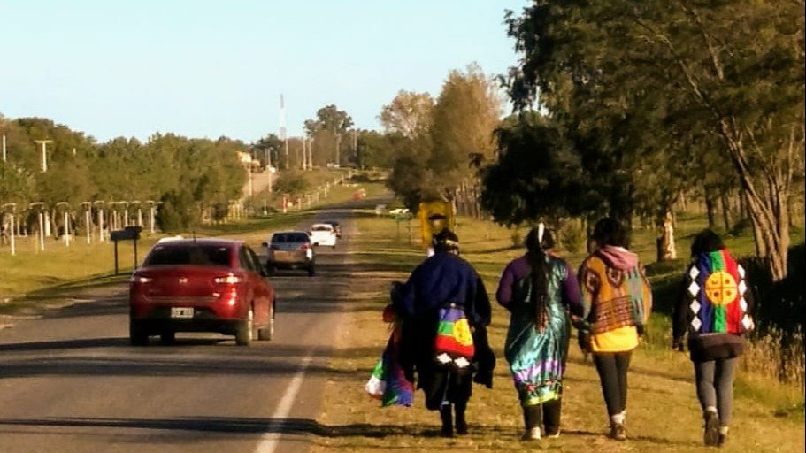 Mujeres caminando La Nueva Provincia Gri Sel