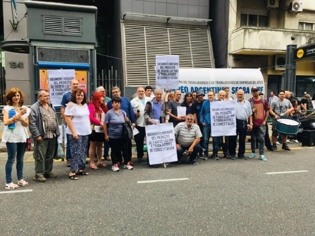 Ex trabajadores del Correo y Segba exigen una "ley de reparación" 1 ReclamoextrabajadorsCorreoSegbaFuentRosannaPascale 1 belen mogno