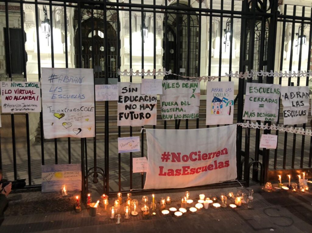 Vigilia por la vuelta a las clases presenciales 1 Vigilia de velas en la Casa de Gobierno
