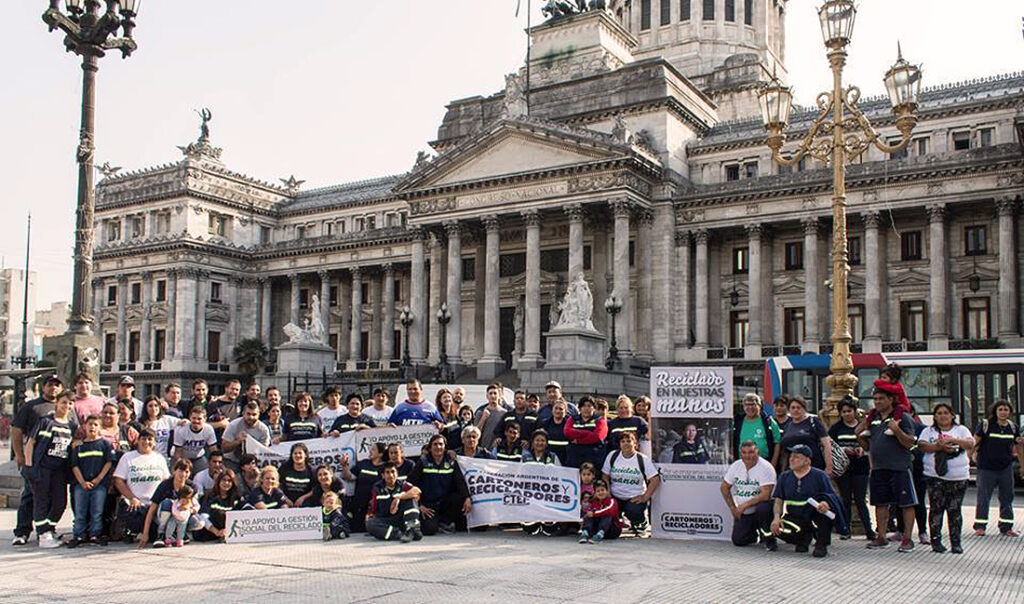 14 Trabajadores cartoneros y recicladores frente al congreso en 2018 Creditos Federecion Argentina de Cartoneros Carreros y Recicladores UTEP Jacqueline Molina