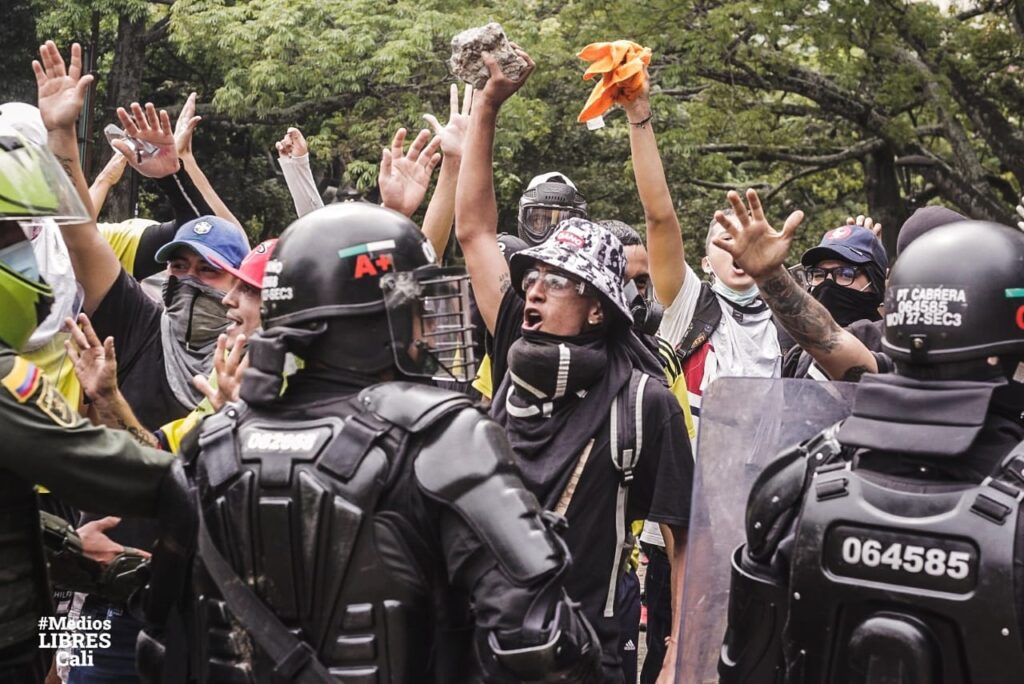 COLOMBIA Ciudadanos se manifestan frente a la policia Credito Alianza Infotmativa de Medios Alternativos de Cali Periodismo Franco