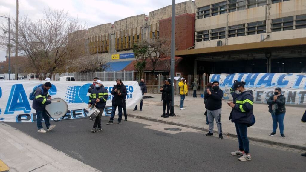 CORREO Manifestacion en el Centro Postal Internacional Credito AATRAC Periodismo Franco