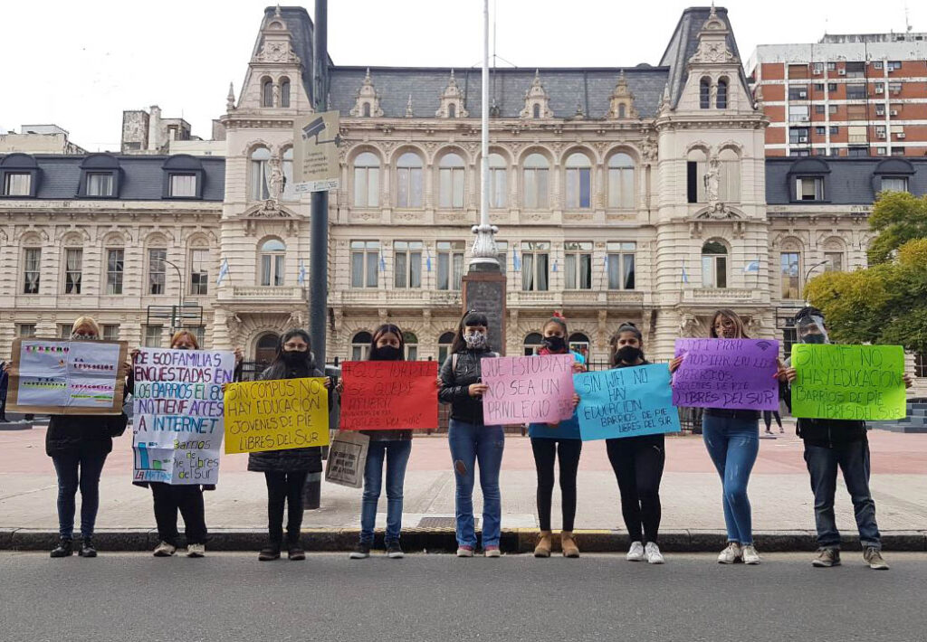 Que la educación no sea un privilegio 1 Carteles frente al Ministerio de Educacion por conectividad