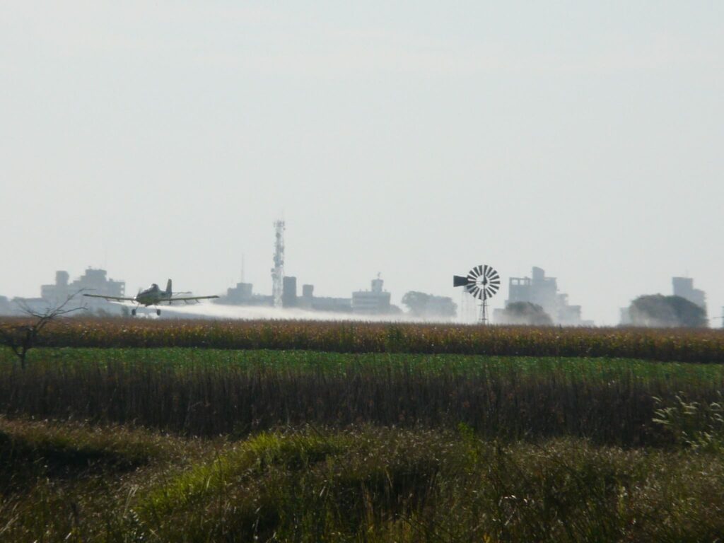 Foto 1 Avion fumigando en las cercanias de la ciudad Credito @CampanaParenDeFumigarnos Paula Daguerre