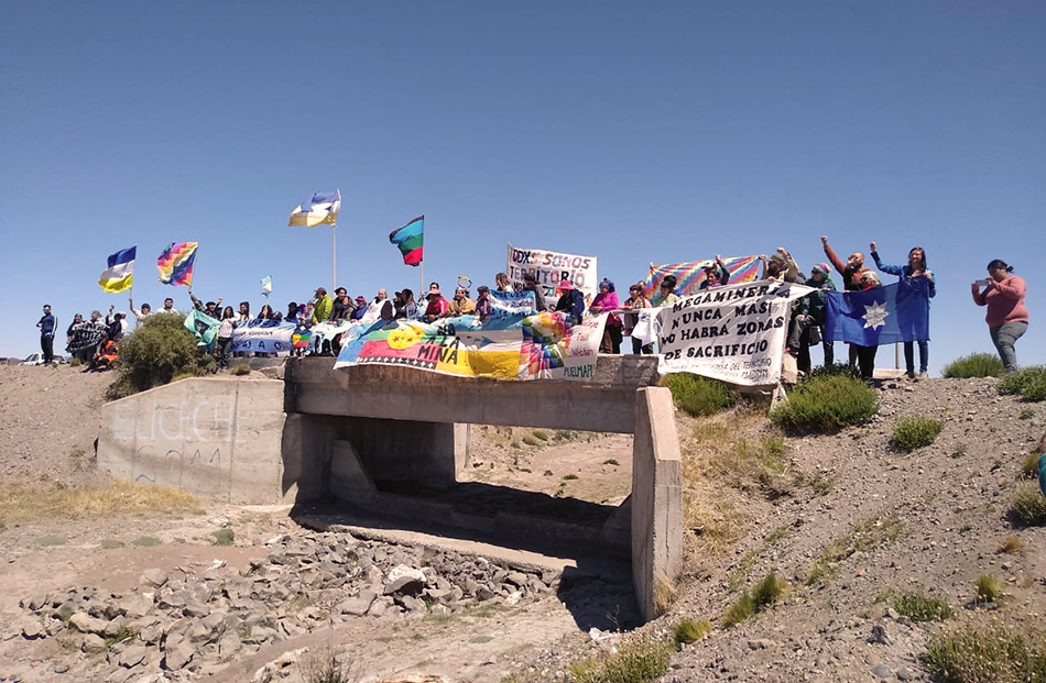 Foto 1 Encuentro de asambleas en Gan Gan en la meseta en el puente del arroyo Sacanana Credito Asamblea en Defensa del Territorio de Puerto Madryn Paula Daguerre