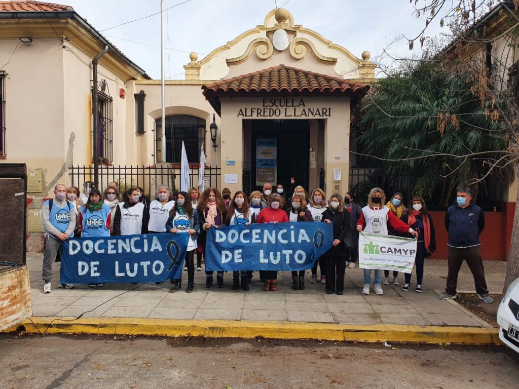 Foto 1 movilizacion hacia la Escuela 13 DE 21 por el fallecimiento de Daniel Bravo auxiliar de dicha institucion Silvia Raggio