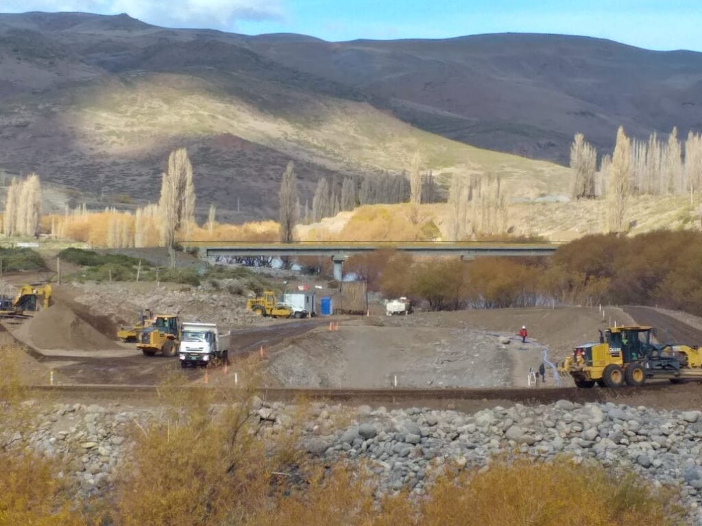 Construyendo la represa sobre el río Nahueve.