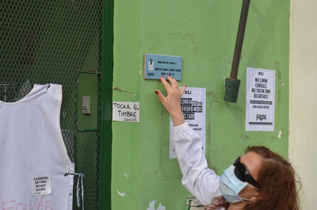 Foto 2 docentes recordaron a Silvia Di Paola docente jubilada del Distrito 21 que fallecio por COVID sin recibir la vacuna Silvia Raggio