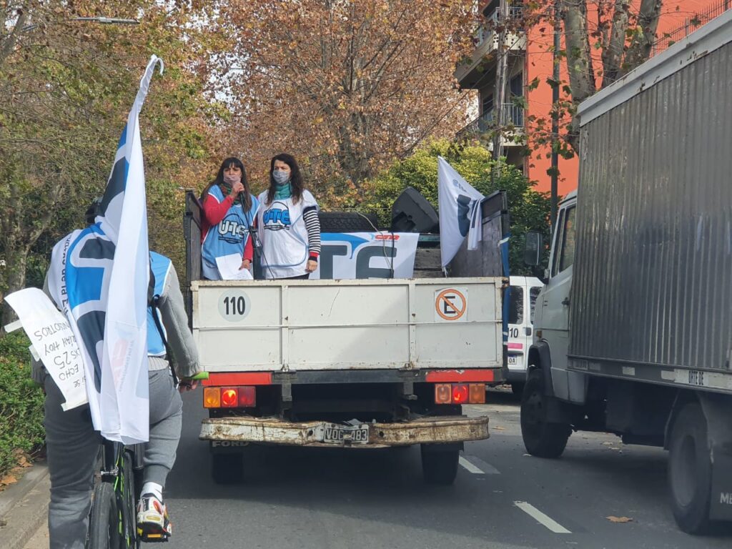 Foto 3 caravana por las calles reclamando el fin de la presencialidad hasta tanto no disminuyan los contagios y se vacune a todo el personal docente Silvia Raggio