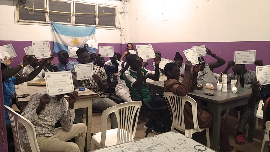 SENEGALESES 1 Estudiantes exhiben sus diplomas de aprobacion Credito ENOCEP Periodismo Franco