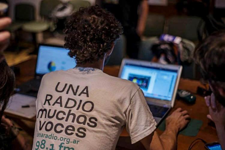 1. Una Radio Muchas Voces es un un medio comunitario de gestion cooperativa de Capilla del Monte y la region. Credito @unaradiomuchasvoces Cristian Dominguez
