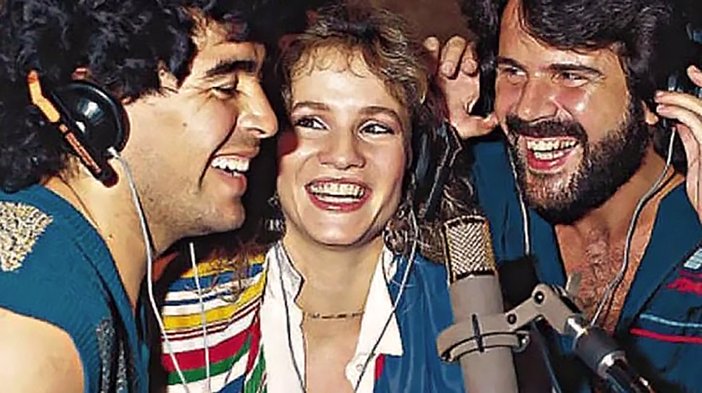 3. Maradona le canto a su madre en un homenaje con el duo Pimpinela – credito adnradio.cl Cristian Dominguez