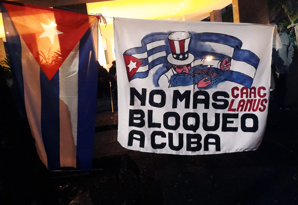 5 Banderas en la movilizacion frente a la embaja denunciando el bloqueo de Estados Unidos a Cuba. Creditos Molina Jacqueline Jacqueline Molina