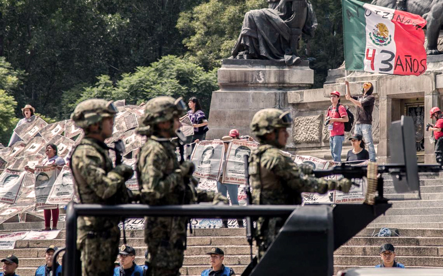 Foto 2 Manifestacion de las familias de les 43 normalistas vigilada por policia y ejercito mexicano Credito elsoldemexico.com .mx Paula Daguerre