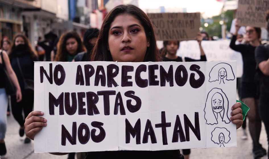 Foto 2 Mujer manifestandose contra los feminicidios en Mexico Credito eldiariodelatinoamerica.com Paula Daguerre