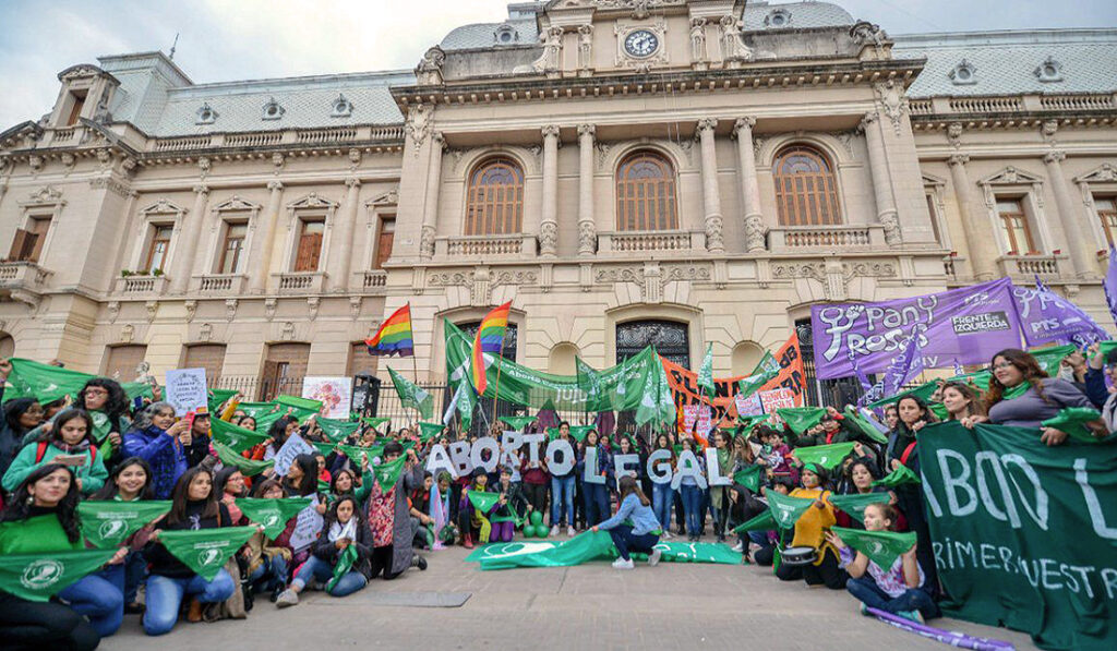 Foto 2 Mujeres y disidencias manifestandose a favor de la ley en las afueras del Palacio de Gobierno de Jujuy Foto extraida de jujuyalmomento.com Paula Daguerre