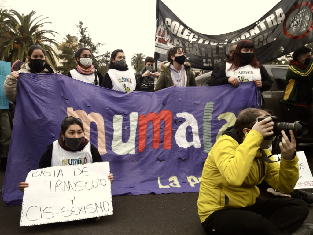 Foto 2 Organizaciones sociales exigiendo justicia. Contra el trans odio y el cis sexismo Credito Isaac Quispe Paula Daguerre 1