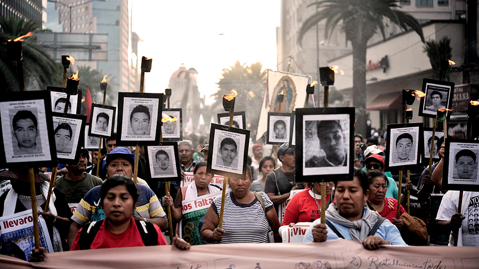Foto 3 Familiares de les 43 estudiantes desaparecides de Ayotzinapa marchando en busqueda de verdad y justicia Credito Telam Paula Daguerre 1