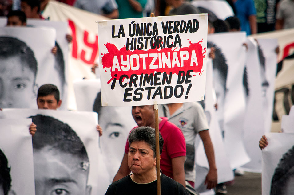 Foto 3 Familiares de les estudiantes contra la impunidad de ayer y de hoy Credito Diego Simon Sanchez Paula Daguerre