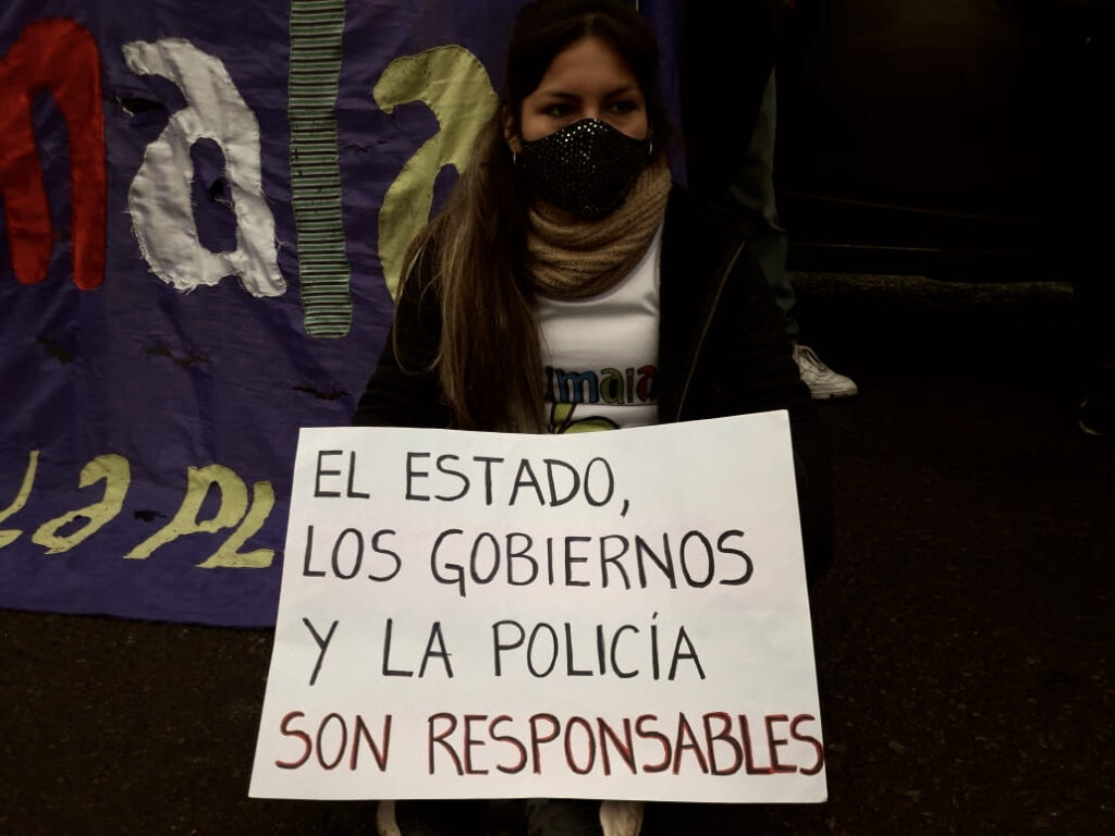 Foto 3 Una integrante de Mujeres de la Matria Latinoamericana Mumala manifestandose. Estado gobiernos y policia son responsables Credito Isaac Quispe Paula Daguerre 1