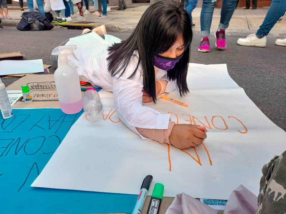 Nina en protesta POR Estela Garcia Nota al Pie ine mazzara