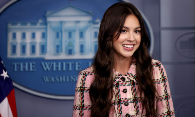 ¿Quién es Olivia Rodrigo? La artista que visitó la Casa Blanca para promover la vacuna entre les jóvenes