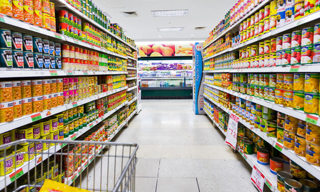 Las ventas en supermercados bajaron un 2,6% y en mayoristas subieron un 7,6% interanual