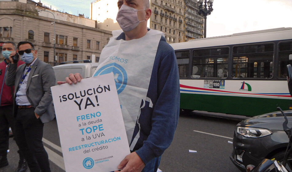 Postales del reclamo de les manifestantes UVA. créditos: Romina Toledo, Nota al Pie.