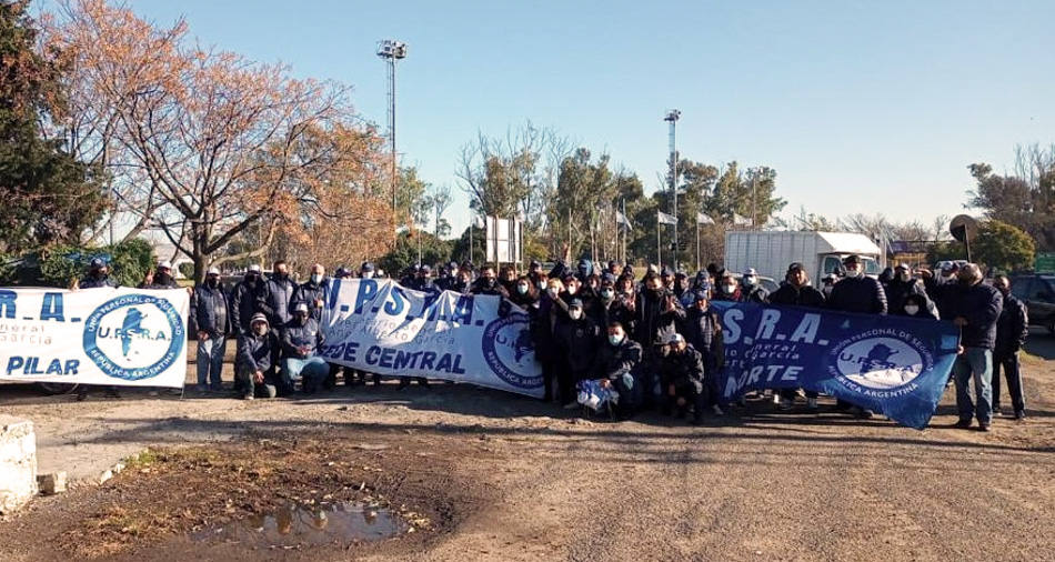 12 Trabajadores de seguridad privada en un bloqueo a YPF el pasado 30 de Julio debido a incumplimiento de las leyes laborales. Creditos Data Gremial Jacqueline Molina