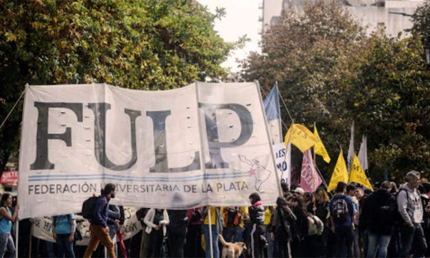 Estudiantes de la UNLP se movilizan en reclamo de becas