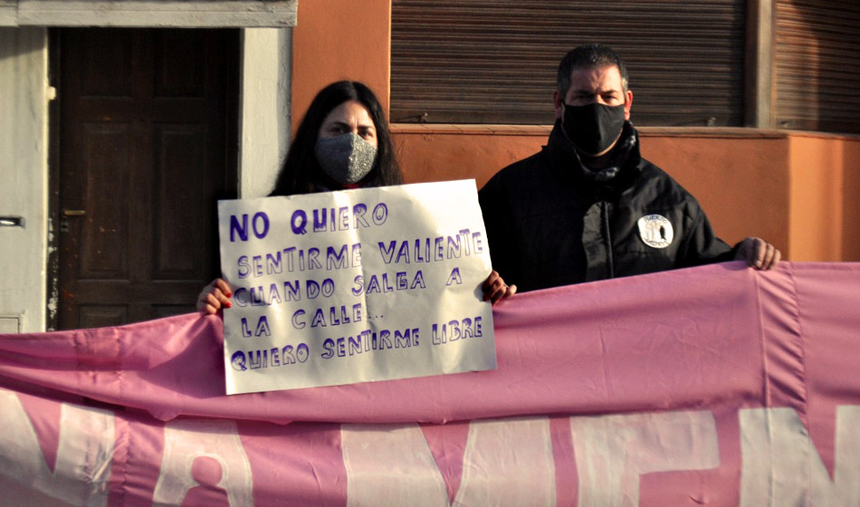 Foto 1 Analia y Sergio padres de la menor exigiendo justicia por su hija y por todas las mujeres que han sufrido violencia de genero Credito Sofia Beltaco Paula Daguerre