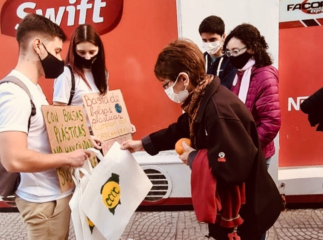 Foto 2 Paparella la gente nos aplaude en senal de apoyo a la campana –Creditos CCCC Sebastian Molina