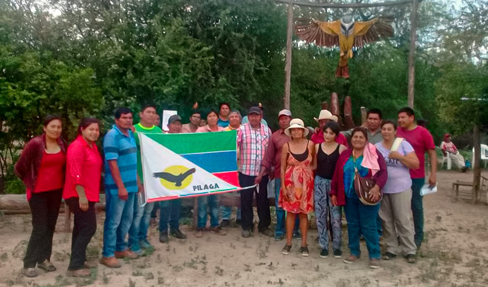 Foto 3 Federacion de Comunidades Indigenas del Pueblo Pilaga junto a la abogada Paula Mercedes Alvarado Credito Indymedia Argentina Paula Daguerre