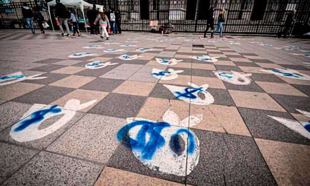 Acto de vandalismo contra pañuelos de Madres y Abuelas de Plaza de Mayo en Mar del Plata