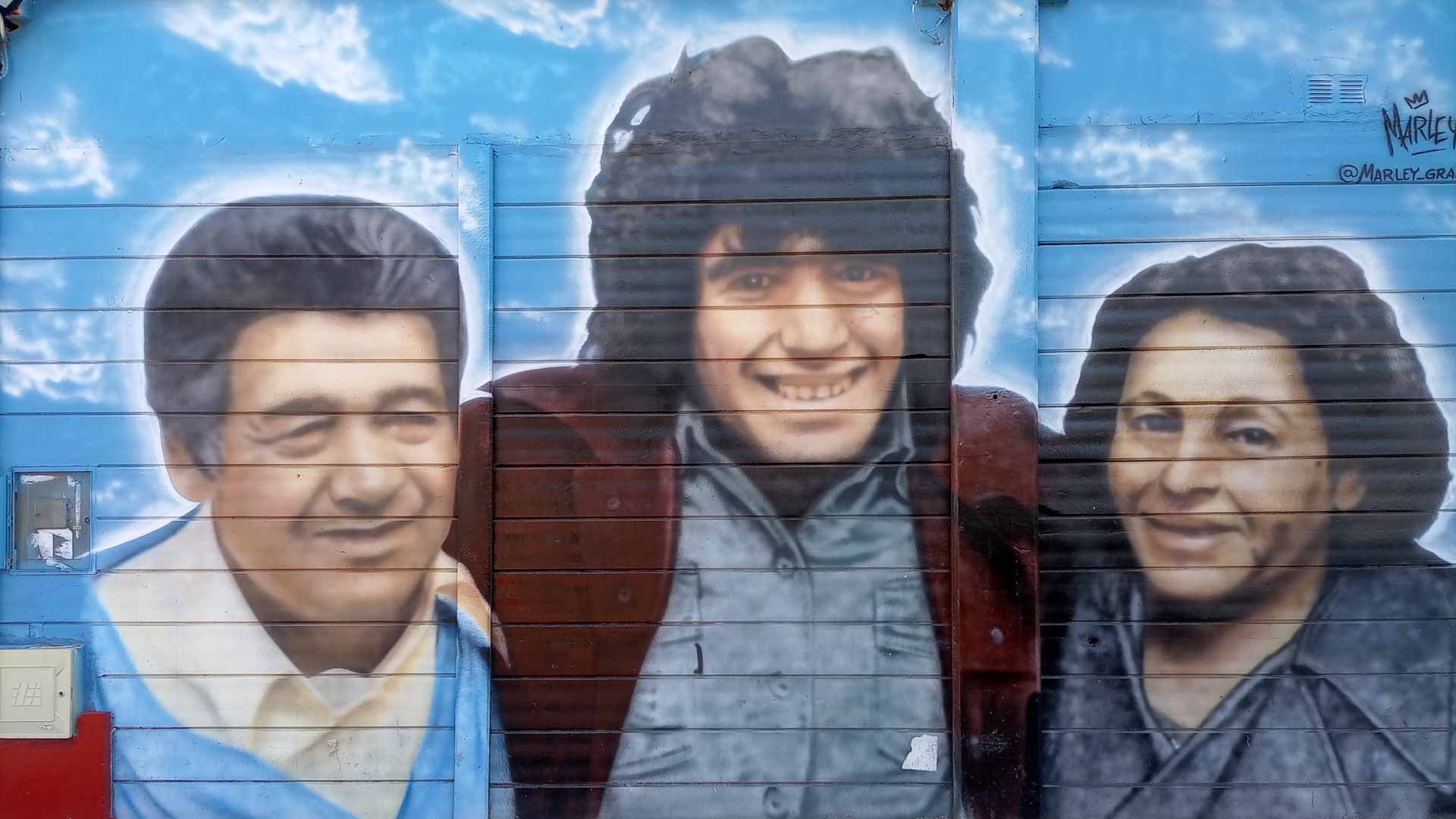 Diego Maradona con sus padres