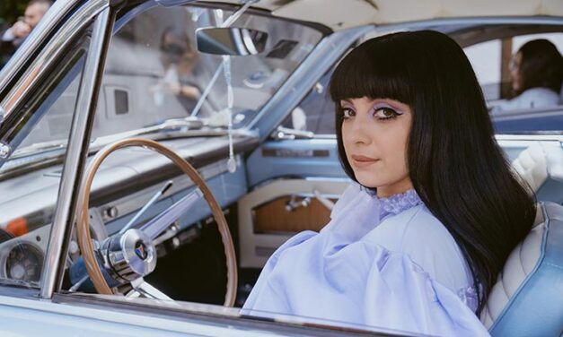 Mon Laferte se prueba el traje Beatle