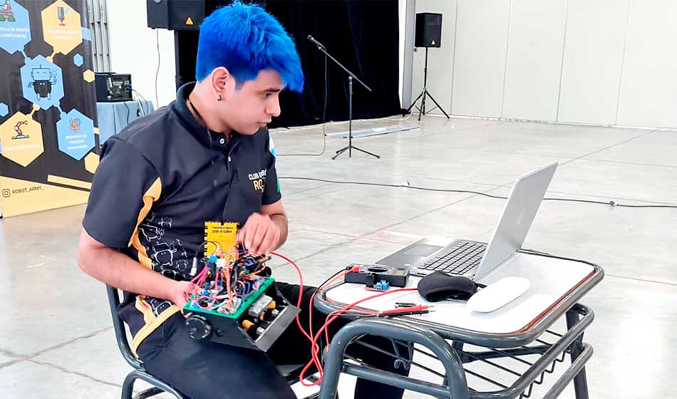 Chaco se une a la robótica 1 Franco Gimenez dando los ultimos retoques a su robot para la modalidad de Sumo. Creditos Bruno Zamparo