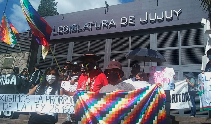 3 Abrazo simbolico de las comunidades indigenas al Congreso GRISEL GONZALEZ 1