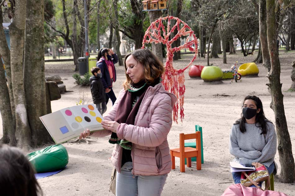 CUERPO 2 Entrevista con Paula Kriscautzky coordinadora y fundadora de la Biblioteca popular infantil Del otro lado del arbol Agustina Berardozzi