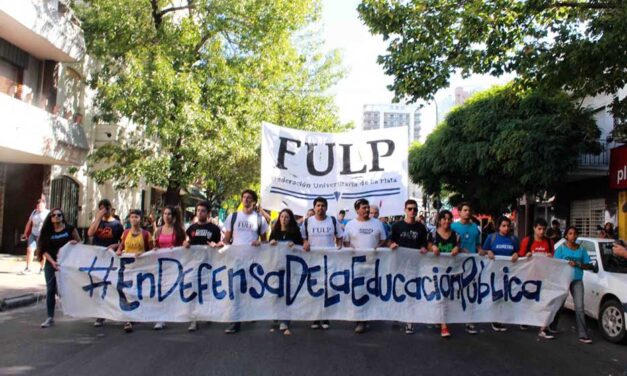 UNLP: estudiantes movilizaron al Rectorado en reclamo de los derechos de Albergue y Comedor
