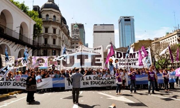 Les docentes porteñes marcharon a la Legislatura exigiendo titularización y estabilidad